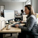 Le ou la responsable des ressources humaines procède au contrôle des bulletins de salaire.