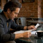 Un détective privé en pleine analyse d’indices étalés sur son bureau
