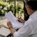 Un enquêteur privé passe au crible les pièces d’un dossier de succession.