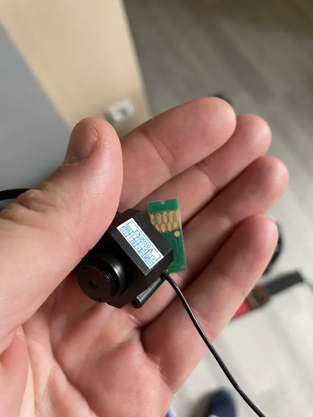 Mini caméra espion détectée lors d’une intervention TSCM