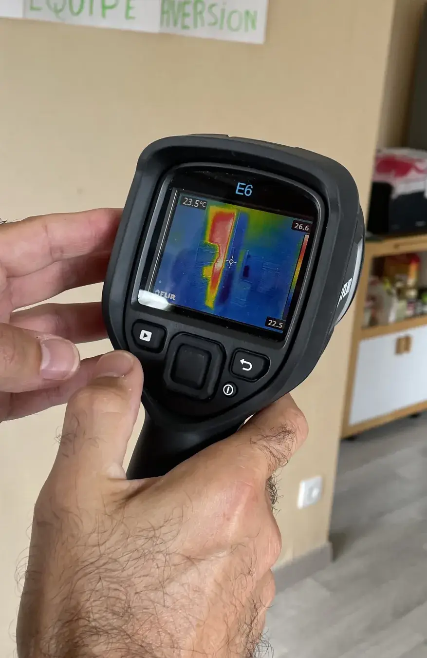 Caméra thermique utilisée pour détecter un dispositif électronique caché