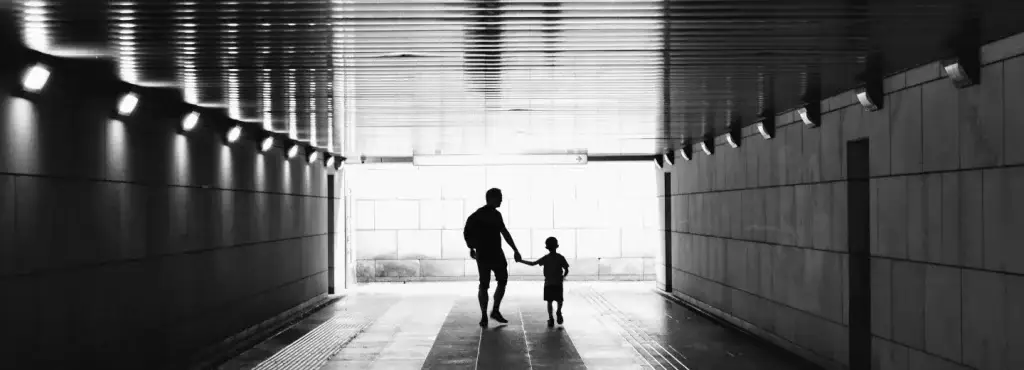 Parent et enfant dans un passage urbain pour une enquête familiale