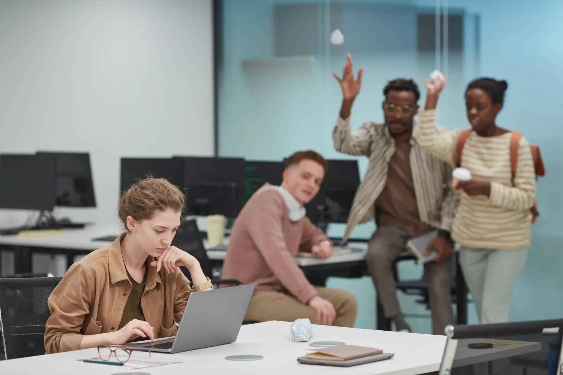 Collaboratrice isolée dans un open space illustrant une mission d’infiltration en entreprise