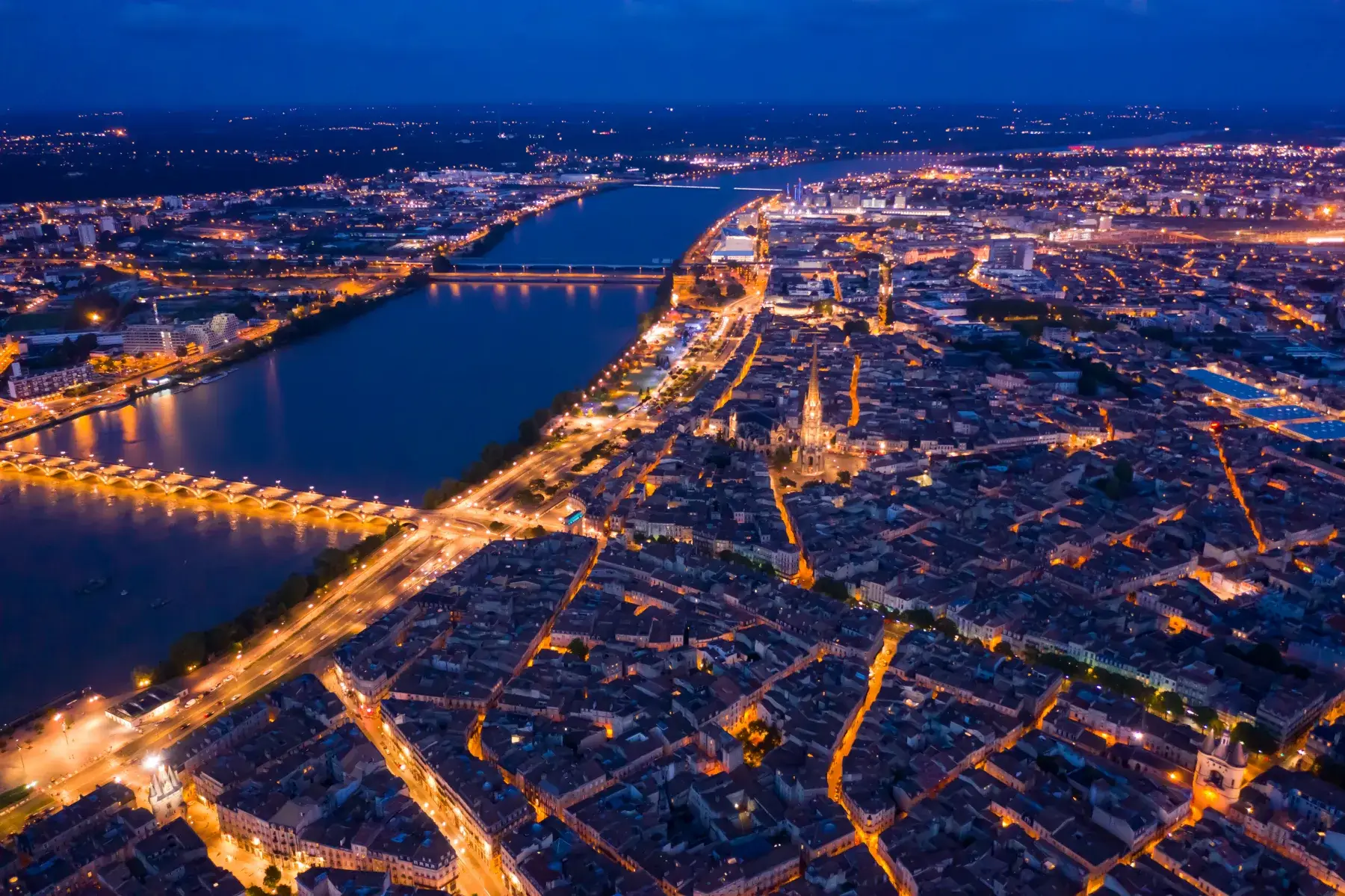 Vue aérienne de Bordeaux de nuit, zone d’intervention du Groupe Prometheus