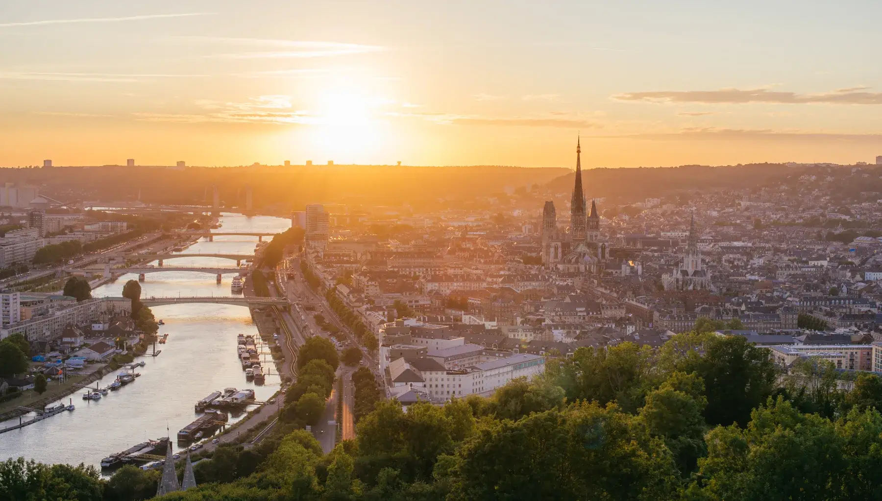 Vue de Rouen et de la Seine, zone d’intervention Normandie du Groupe Prometheus