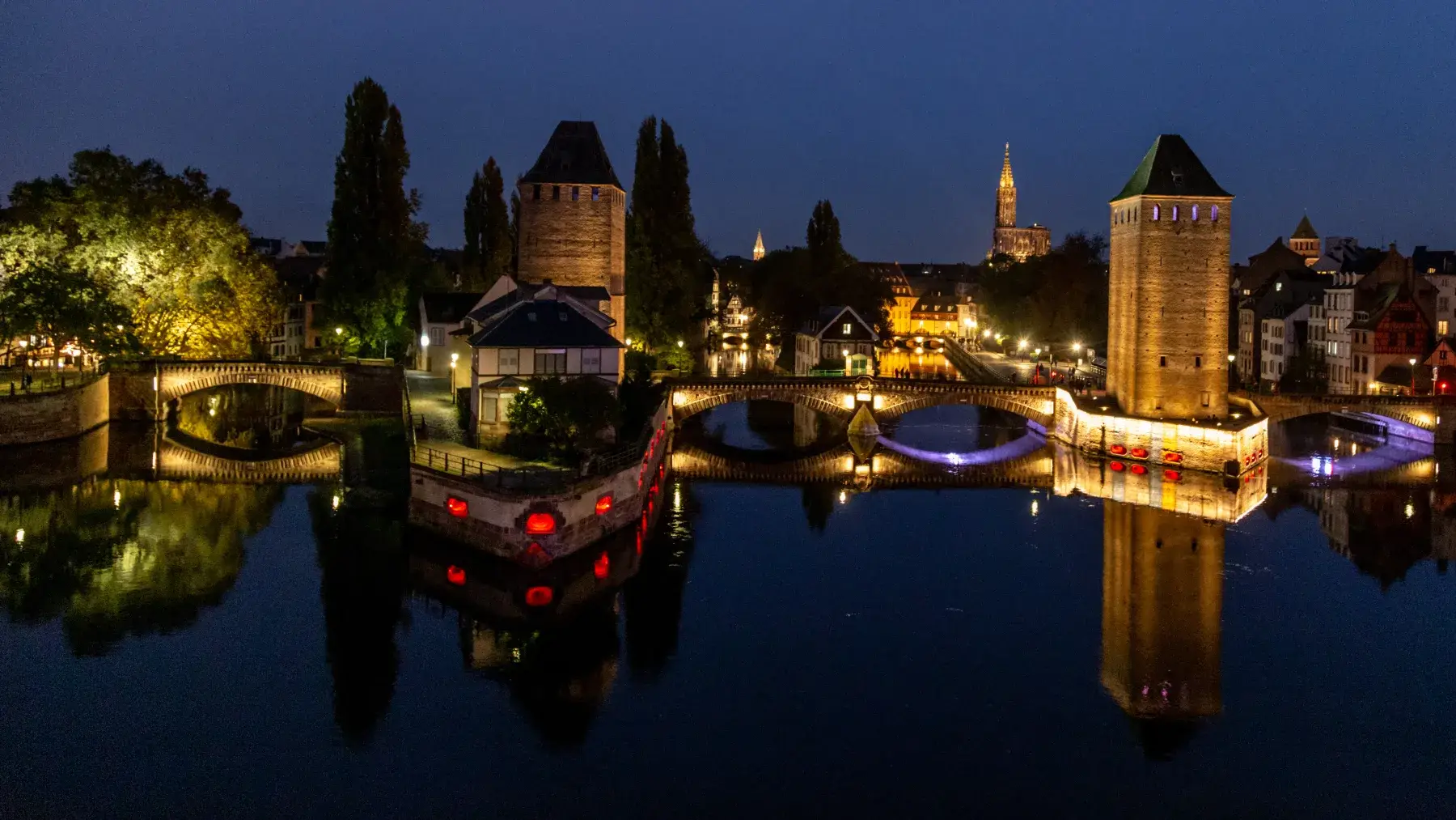 Vue de Strasbourg de nuit, zone d’intervention du Groupe Prometheus dans l’Est