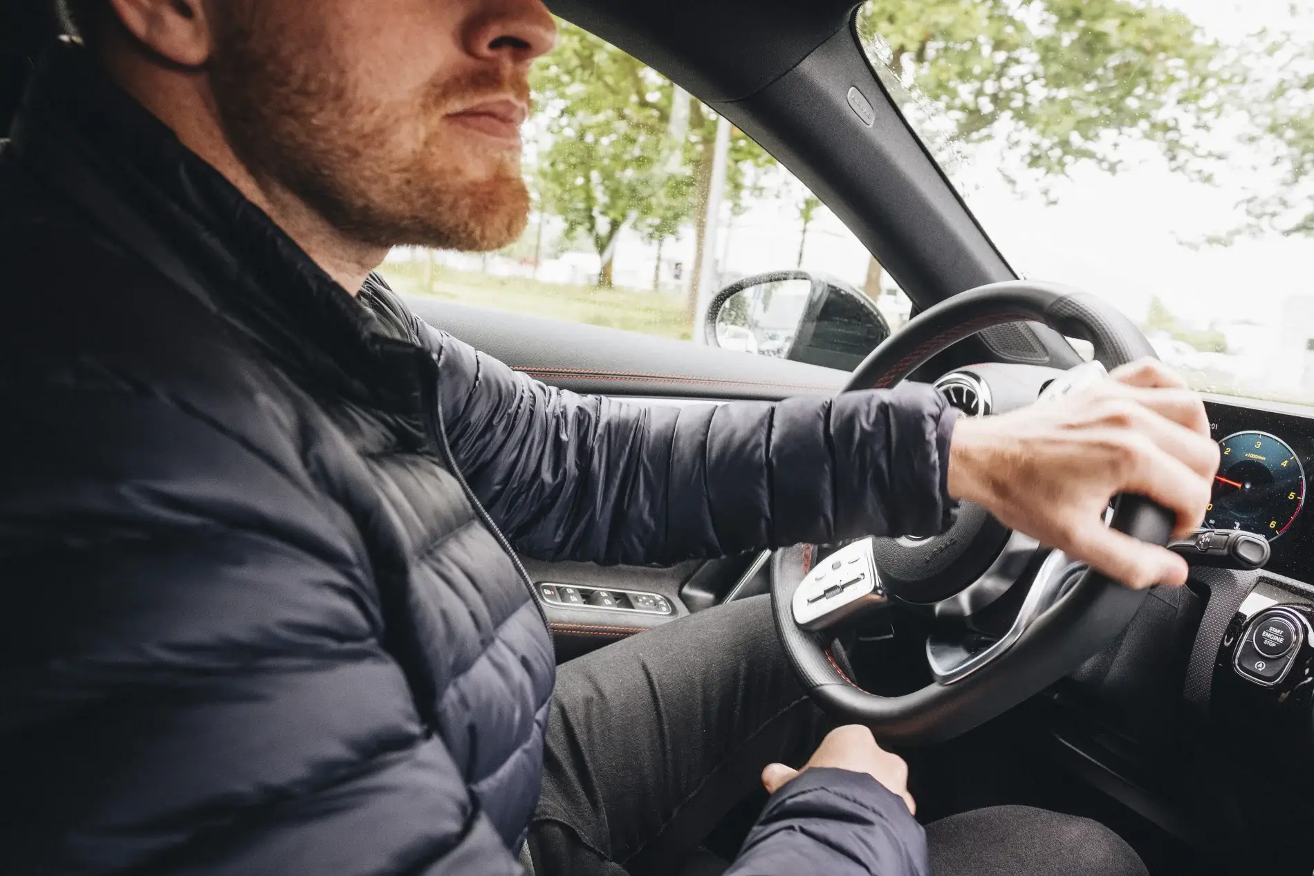 Détective privé conduisant lors d’une filature discrète