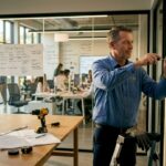 Un technicien s'occupe de l'installation d'un détecteur professionnel dans les locaux de l'entreprise.
