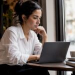 Un expert en informatique en train d’analyser les journaux de sécurité pour détecter d’éventuelles tentatives de fraude à l’identité.