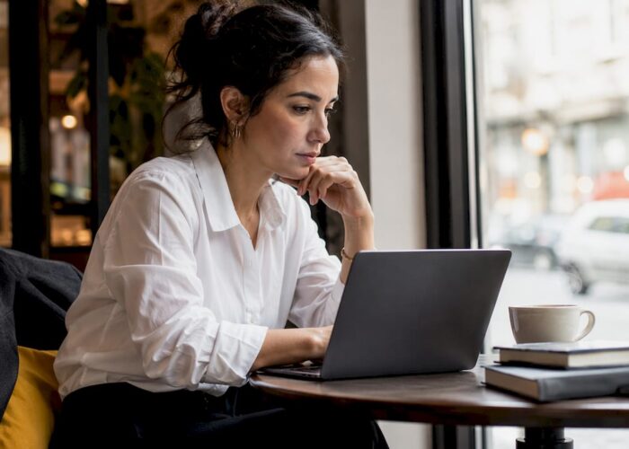 Un expert en informatique en train d’analyser les journaux de sécurité pour détecter d’éventuelles tentatives de fraude à l’identité.