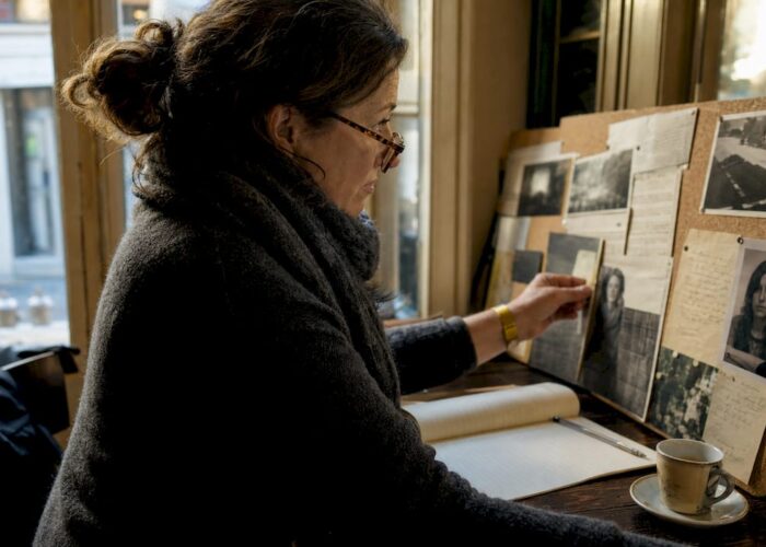 Un enquêteur passe en revue les indices affichés sur un tableau d’enquête.