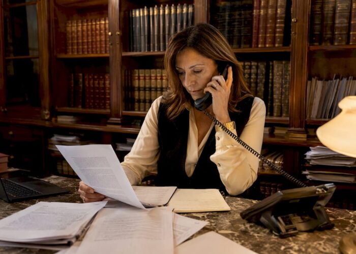 Une enquêtrice chevronnée en pleine activité dans son agence de détective privé.