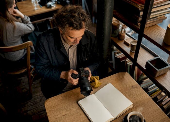 Un homme s'apprête à utiliser son appareil photo pour recueillir des preuves.