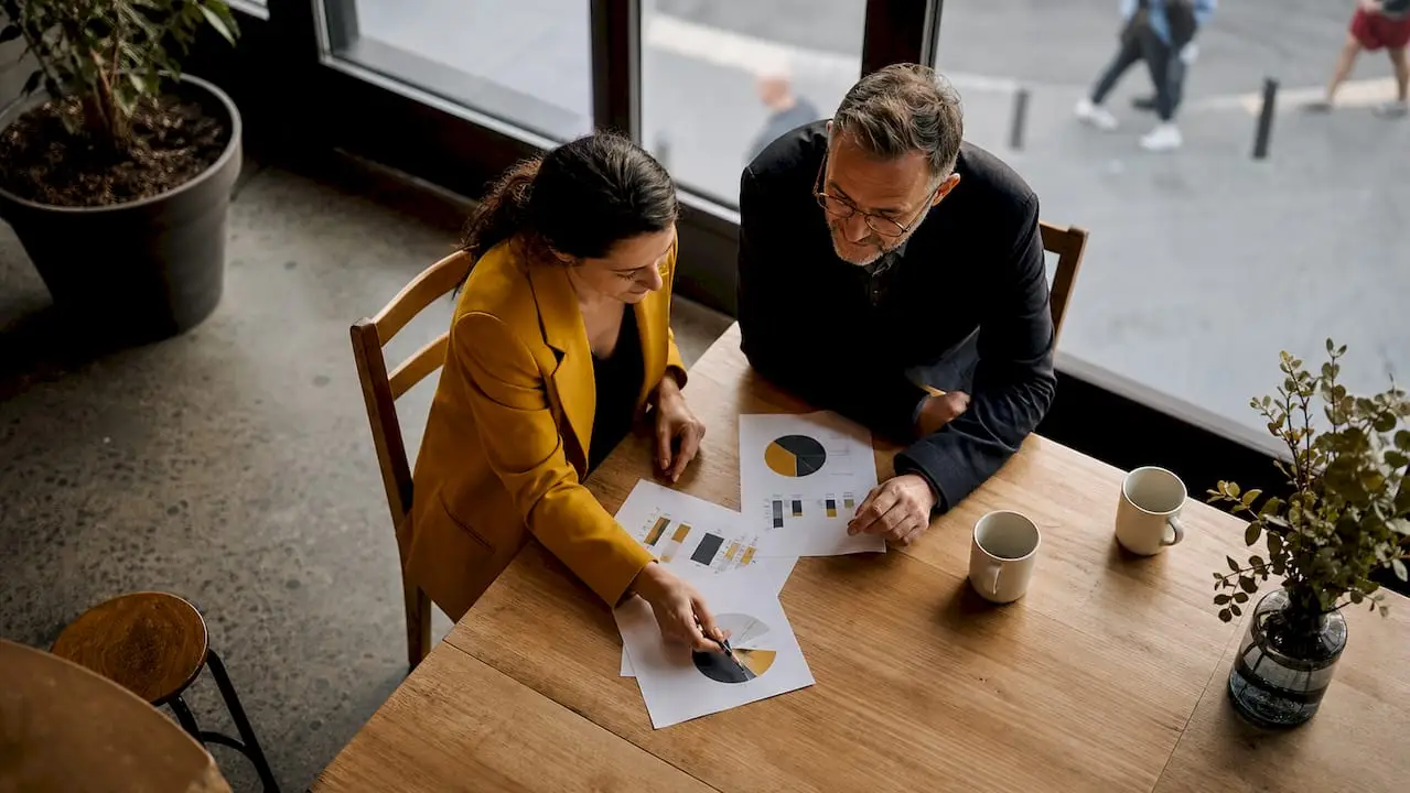 Enjeux de l'analyse financière en enquête : guide 2026 1 Des experts échangent autour des indicateurs financiers lors d’une réunion de travail.