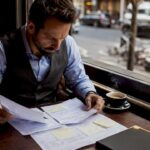 Un inspecteur passe en revue des factures dans son bureau.