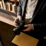 Un enquêteur immortalise des indices sur son bureau à l’aide de son appareil photo.