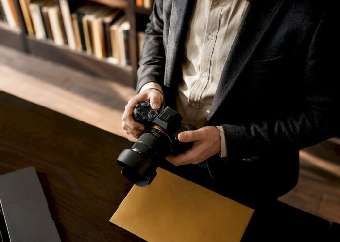 Un enquêteur immortalise des indices sur son bureau à l’aide de son appareil photo.