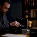 Un enquêteur spécialisé analyse des preuves numériques dans son bureau.