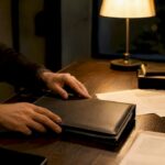 Zoom sur des dossiers confidentiels étalés sur le bureau d’un détective privé