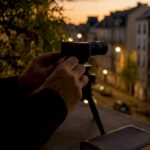 Un enquêteur règle discrètement sa caméra pour surveiller les lieux.