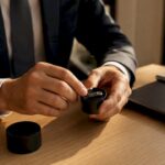 Enquêteur posant un dispositif secret