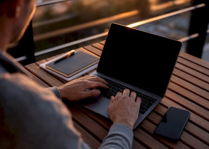 Mains exportant des preuves numériques par email