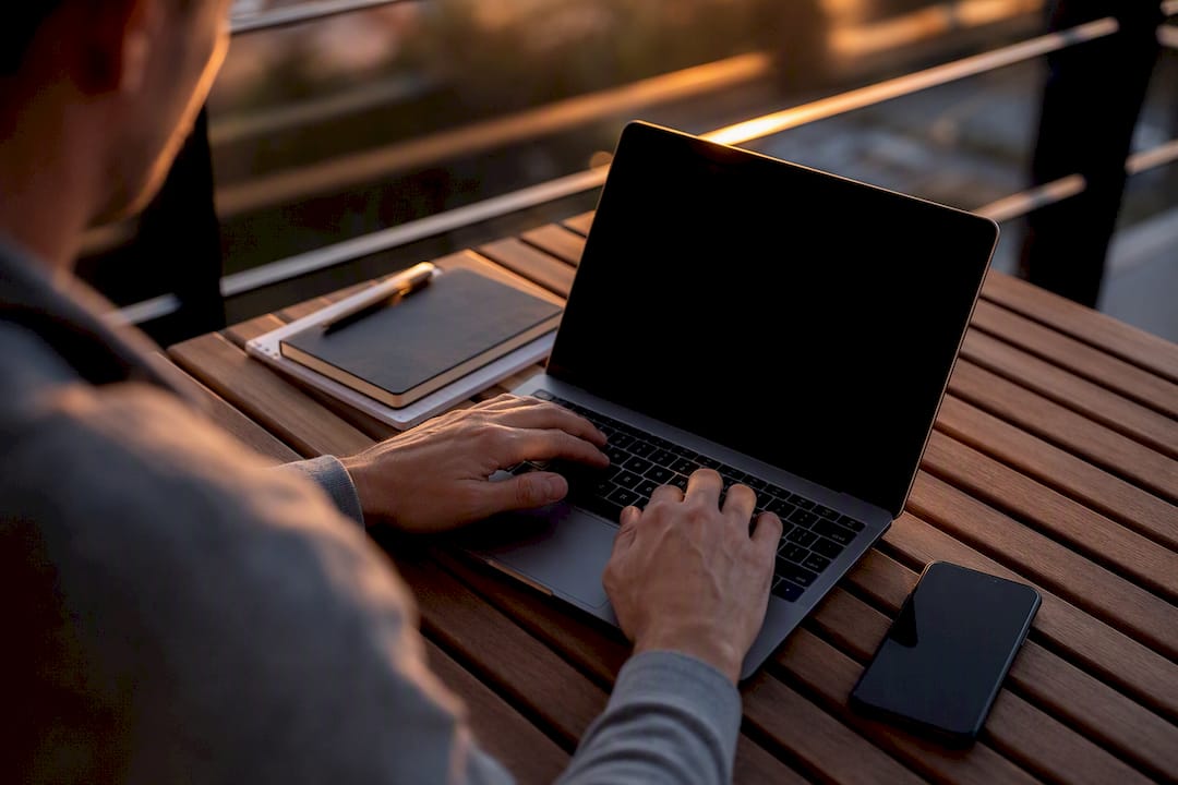 Mains exportant des preuves numériques par email