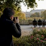 Détective installant une caméra de surveillance au crépuscule