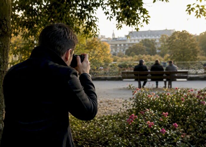 Détective installant une caméra de surveillance au crépuscule