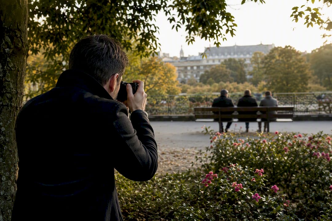 Détective installant une caméra de surveillance au crépuscule