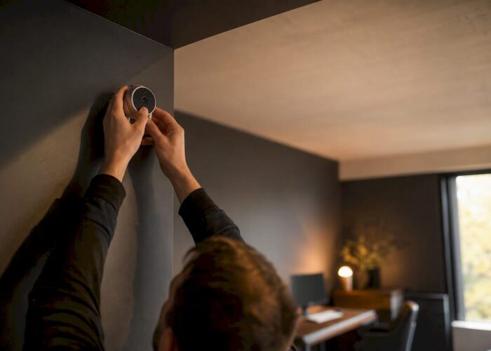 Technicien installant une caméra de sécurité